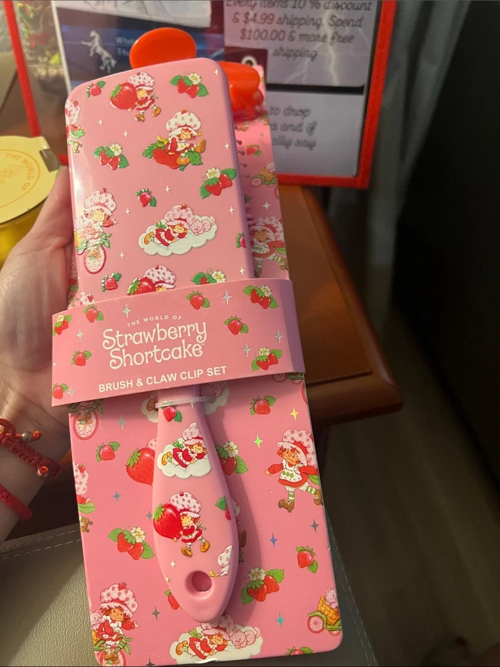#2582* Pink Brush & Claw Clip Set & The World Of Strawberry Shortcake Candle